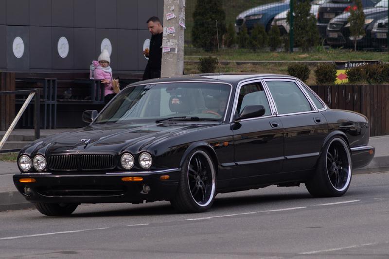 Jaguar-XJ-ВХ6946НН.jpg