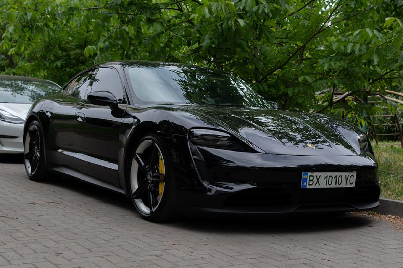 PorscheTaycan-ВХ1010YC.jpg